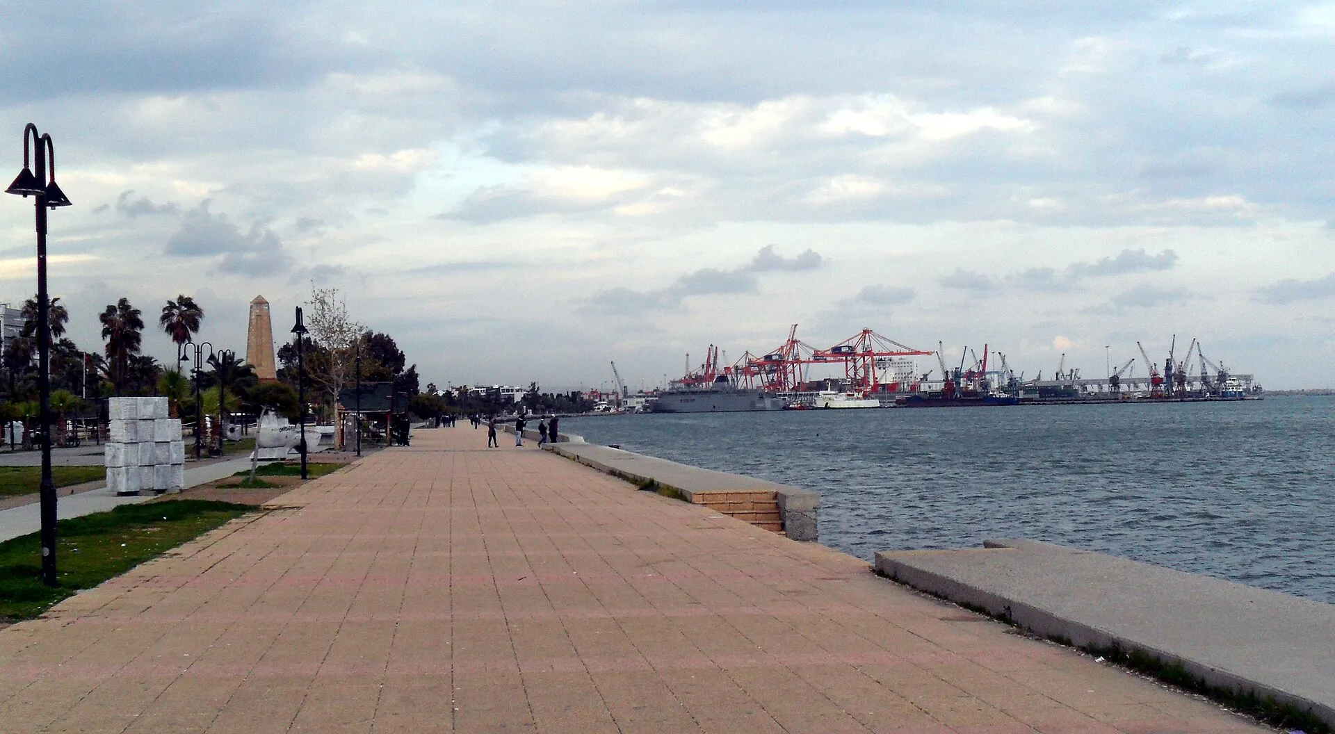 Atatürkův park (Mersin) – nábřeží s památníkem u moře