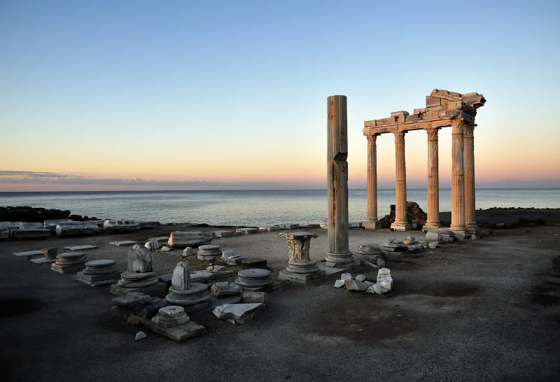 Der Apollontempel in Side – Sonnenuntergang auf korinthischen Säulen