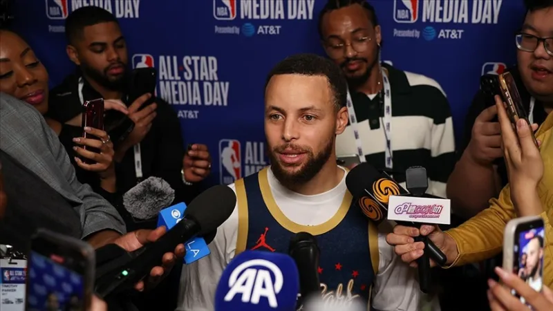 Stephen Curry habla antes del partido de las estrellas de la NBA