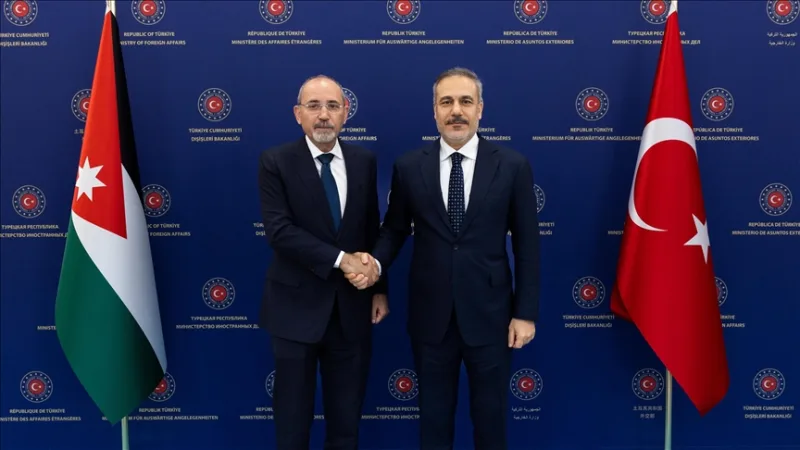 El Ministro Fidan discutió la situación en Palestina con el Ministro de Asuntos Exteriores jordano al-Safedi