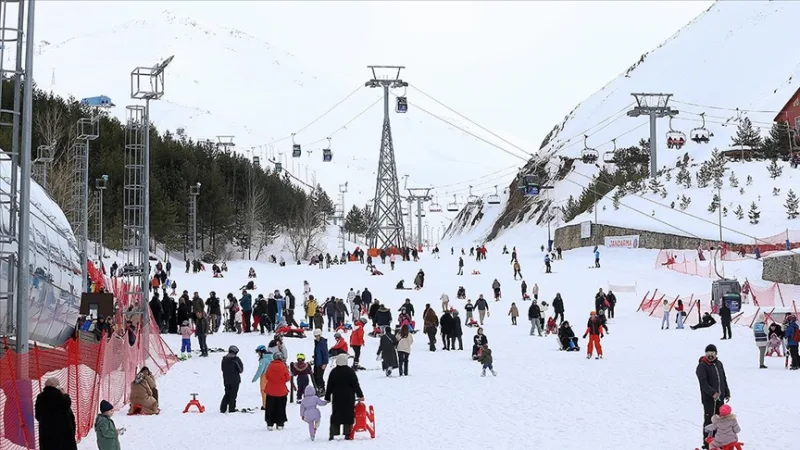Palandöken, où l'épaisseur de neige a atteint 279 centimètres pendant les fêtes, a accueilli les vacanciers au printemps