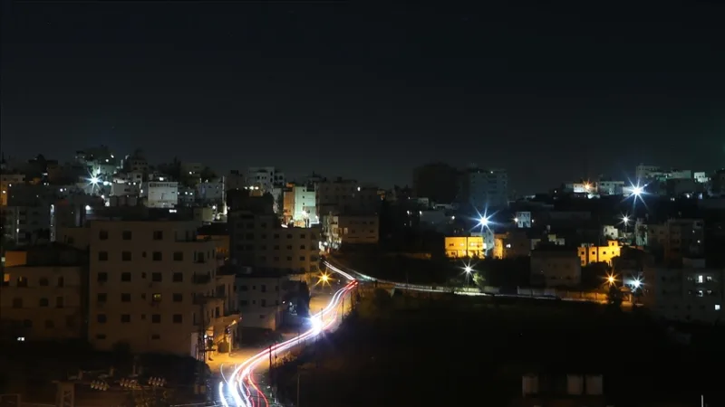 Израильтяне, захватившие палестинские территории, ранили троих палестинцев на оккупированном Западном берегу