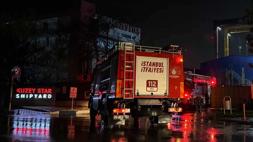 In Tuzla wird ein Brand auf einem Frachtschiff bekämpft