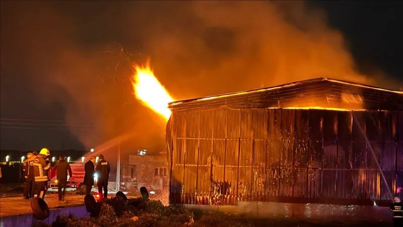 Osmaniye mieste gesinamas popieriaus fabriko gaisras