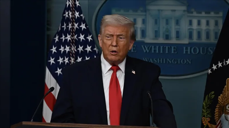 Trumpas pareiškė, kad po 2–3 savaites truksiančių intensyvių atakų karas su Iranu bus baigtas