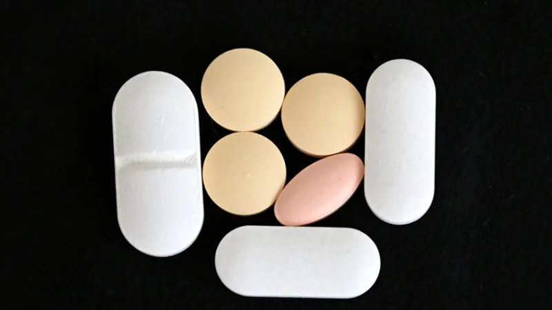 Stany Zjednoczone wprowadziły 100-procentowe cło na niektóre importowane leki opatentowane, jednocześnie dostosowując stawki celne na metale