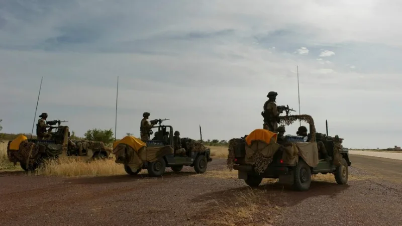 O exército do Mali anunciou que grupos armados lançaram ataques em vários pontos do país